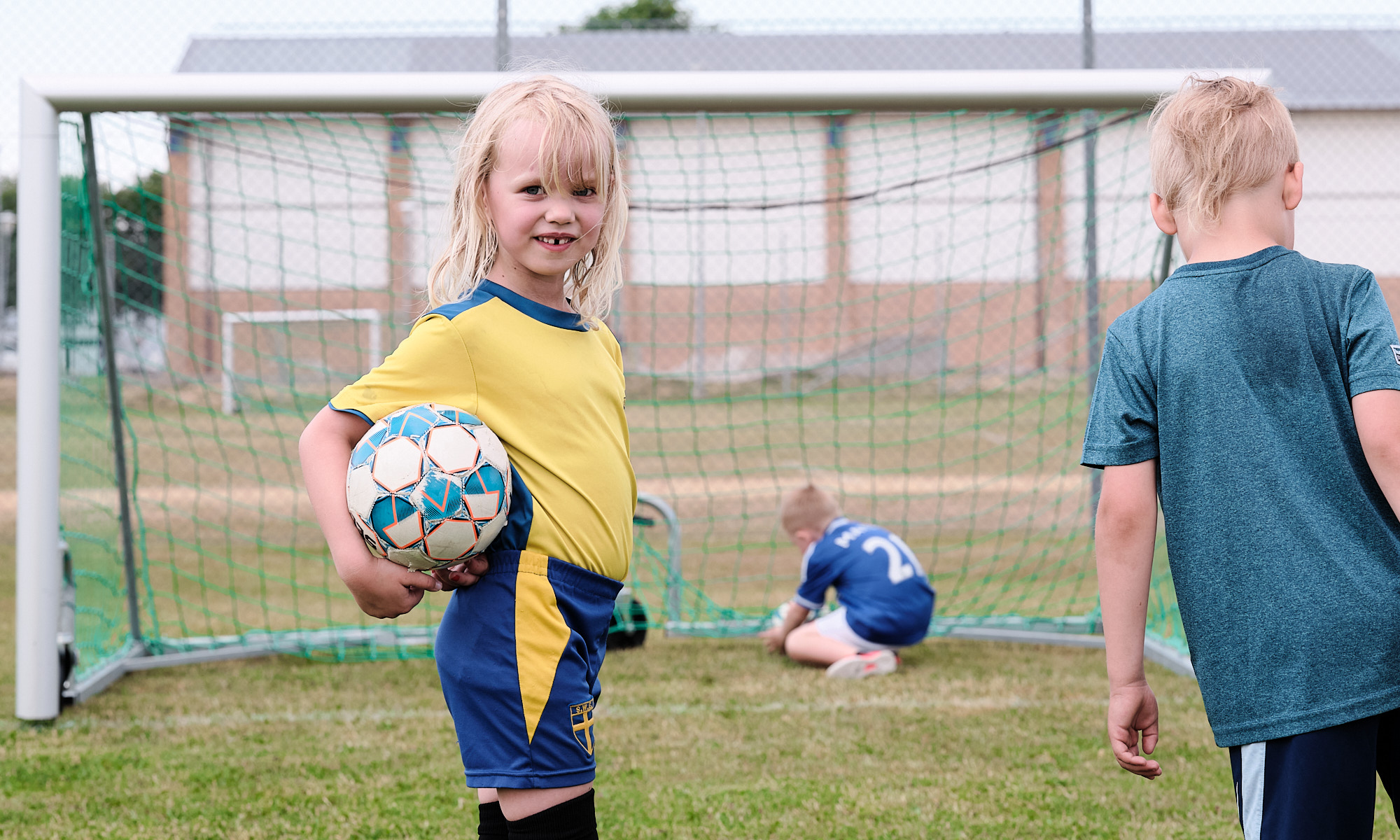 Barn som spelar fotboll