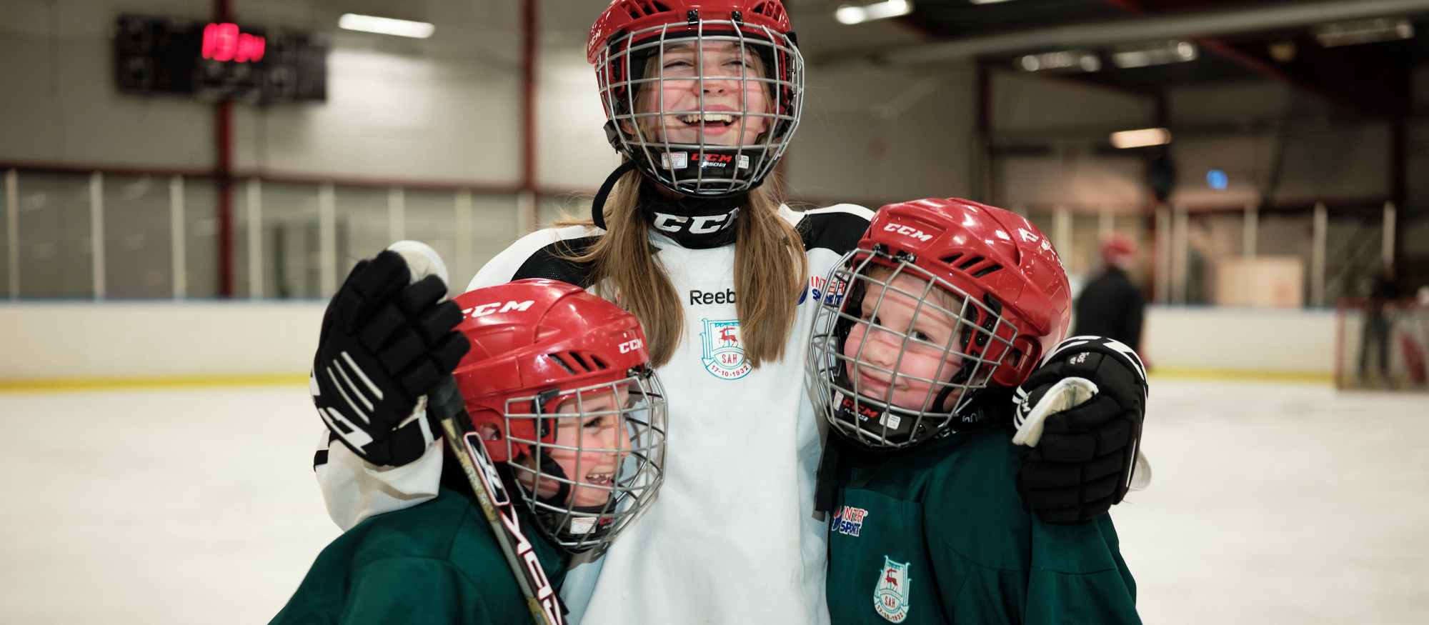 Tre unga hockeyspelare