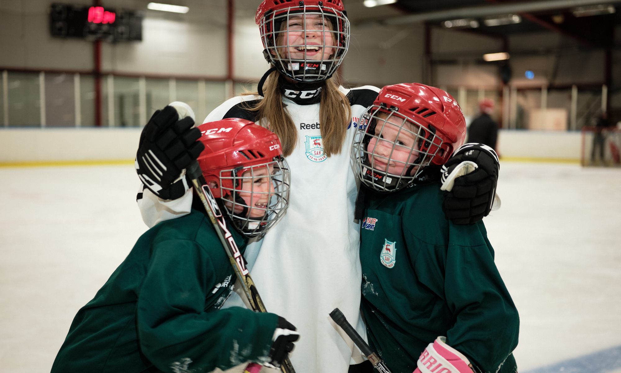 Tre unga hockeyspelare