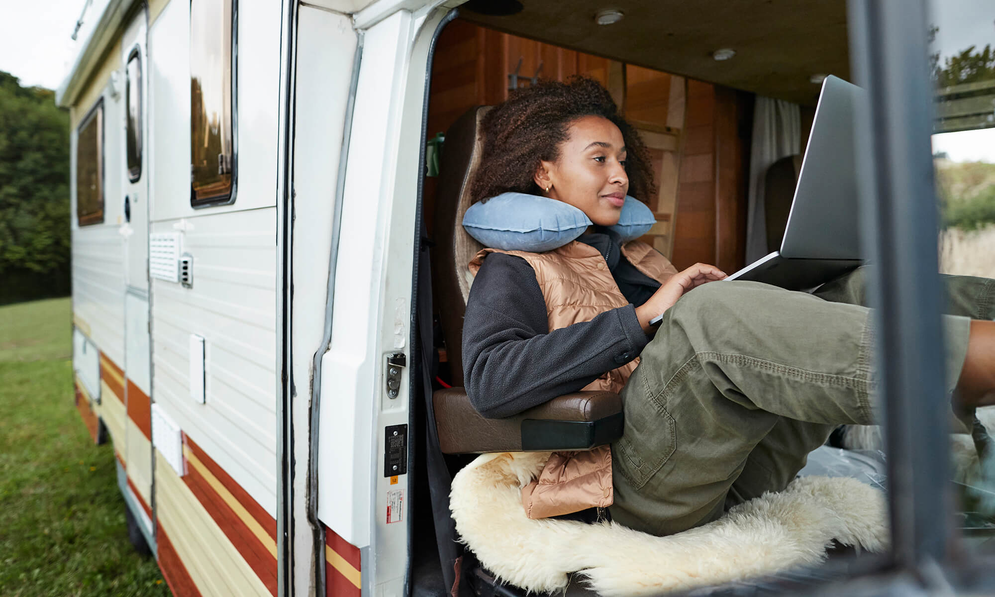 Kvinna använder laptop i bilen